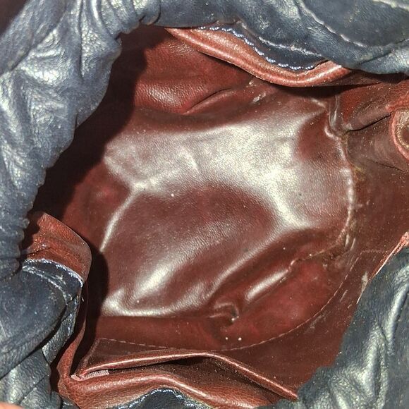 Authentic Vintage CHANEL Navy Blue Quilted Leather Bucket Bag - Picture 5 of 10